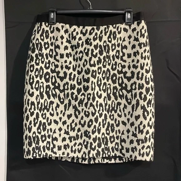 Ann Taylor black and off white print skirt size 8 like new - Picture 1 of 6